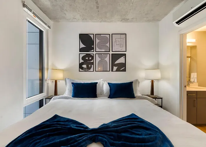 Chic 4-bedroom With Skyline Views & Amenities Chicago