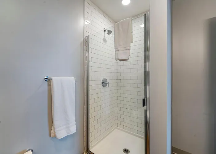 Chic 4-bedroom With Skyline Views & Amenities Hotel Chicago