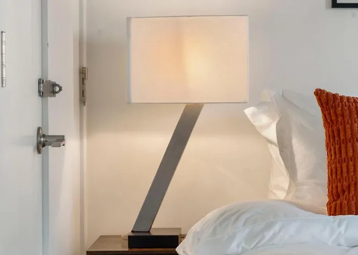 Chic 4-bedroom With Skyline Views & Amenities Hotel