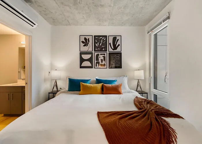 Chic 4-bedroom With Skyline Views & Amenities Hotel *