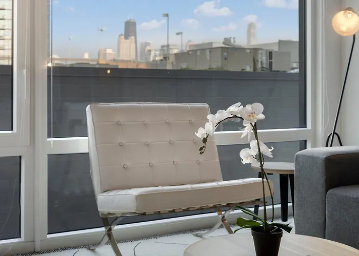 Hotel Chic 4-bedroom With Skyline Views & Amenities *