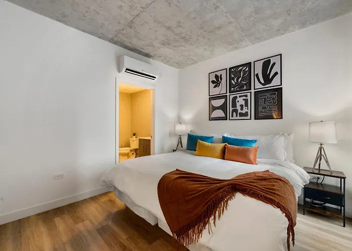 Chic 4-bedroom With Skyline Views & Amenities Chicago