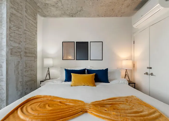 Chic 4-bedroom With Skyline Views & Amenities * Chicago