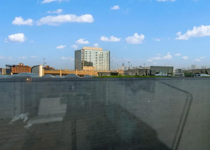 Chic 4-bedroom With Skyline Views & Amenities