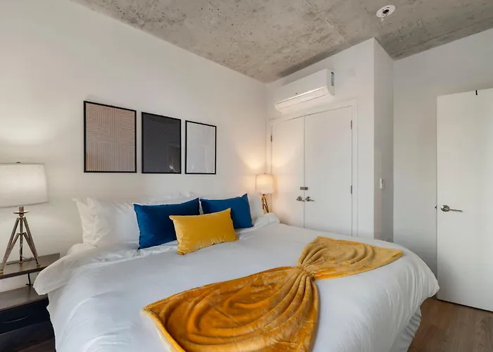 Chic 4-bedroom With Skyline Views & Amenities Hotel *
