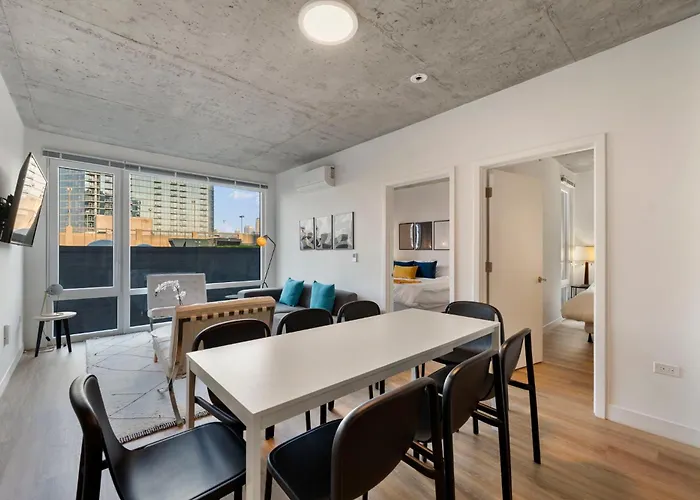 Chic 4-bedroom With Skyline Views & Amenities Hotel Chicago