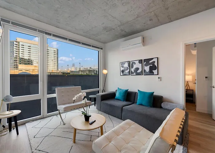 Chic 4-bedroom With Skyline Views & Amenities *