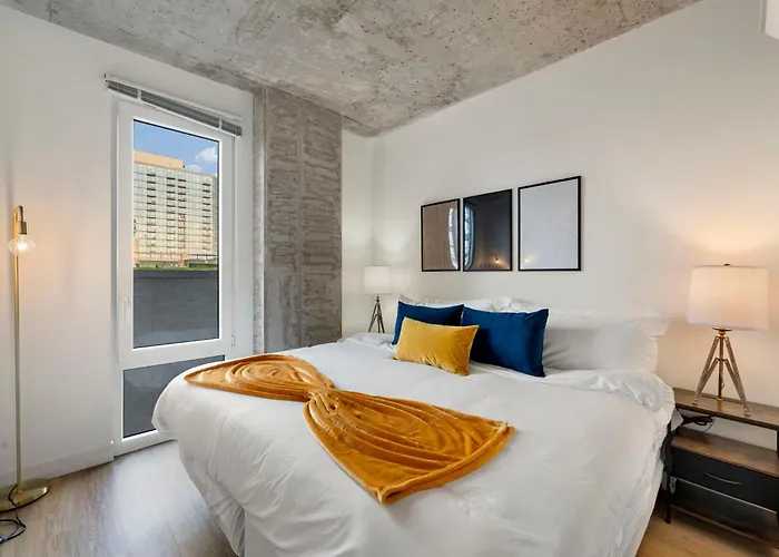 Chic 4-bedroom With Skyline Views & Amenities Hotel