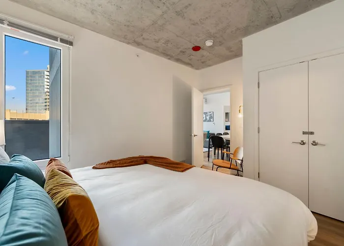 Chic 4-bedroom With Skyline Views & Amenities Hotel Chicago