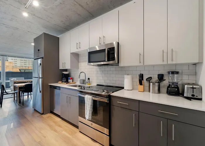 Chic 4-bedroom With Skyline Views & Amenities *