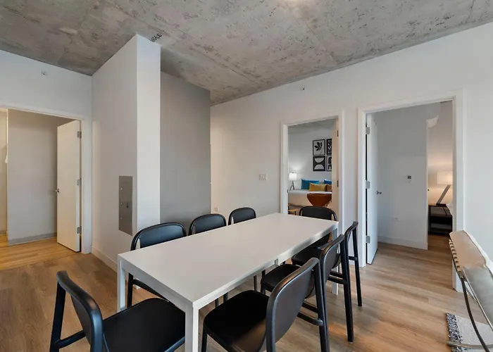 Chic 4-bedroom With Skyline Views & Amenities Chicago