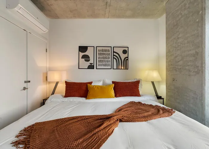 Chic 4-bedroom With Skyline Views & Amenities * Chicago