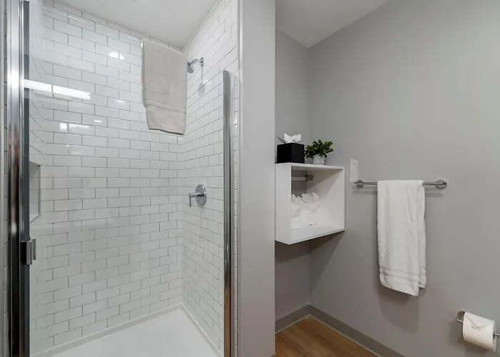Hotel Chic 4-bedroom With Skyline Views & Amenities