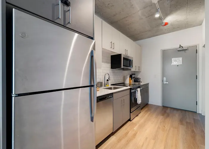 Chic 4-bedroom With Skyline Views & Amenities Hotel *