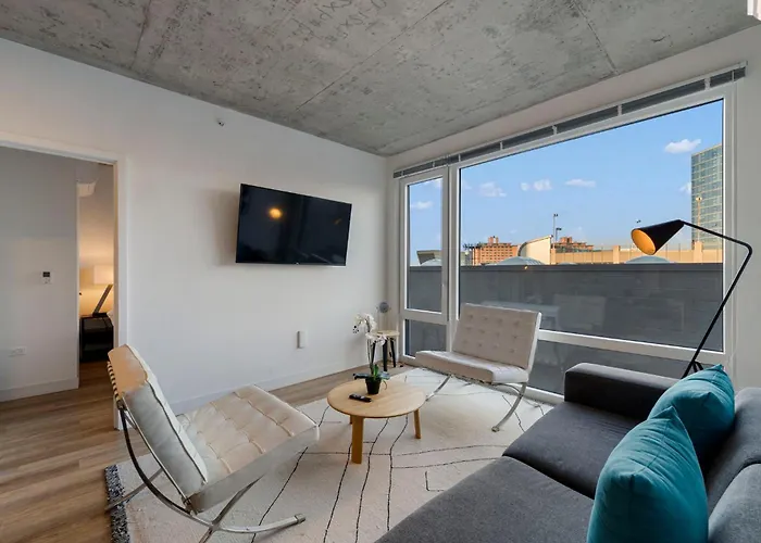 Hotel Chic 4-bedroom With Skyline Views & Amenities *