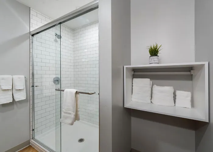 Chic 4-bedroom With Skyline Views & Amenities *