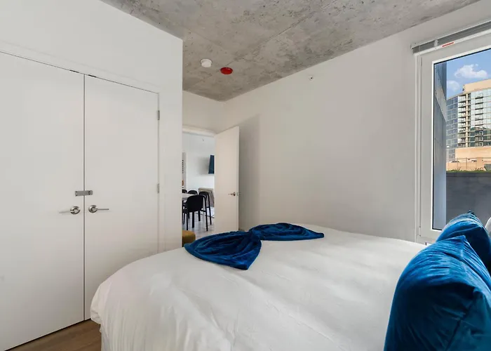 Chic 4-bedroom With Skyline Views & Amenities Chicago