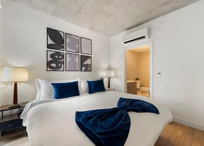 Chic 4-bedroom With Skyline Views & Amenities