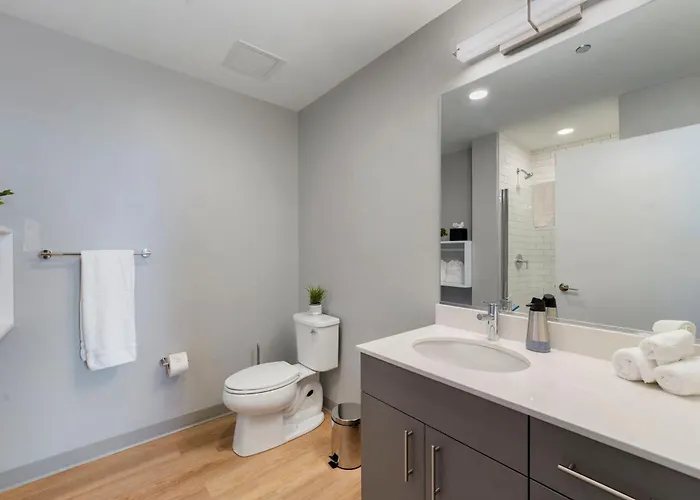 Hotel Chic 4-bedroom With Skyline Views & Amenities