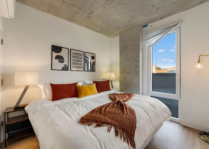Chic 4-bedroom With Skyline Views & Amenities Hotel *