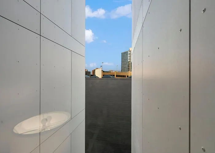 Hotel Chic 4-bedroom With Skyline Views & Amenities *
