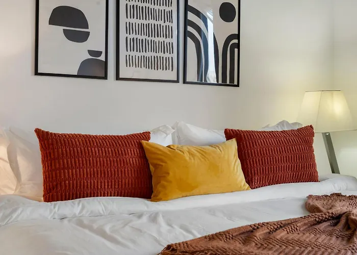 Chic 4-bedroom With Skyline Views & Amenities Hotel Chicago
