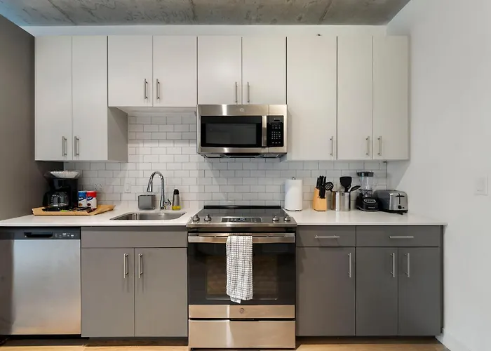 Chic 4-bedroom With Skyline Views & Amenities Chicago