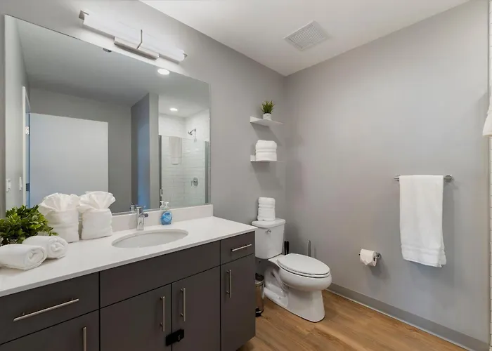 Chic 4-bedroom With Skyline Views & Amenities