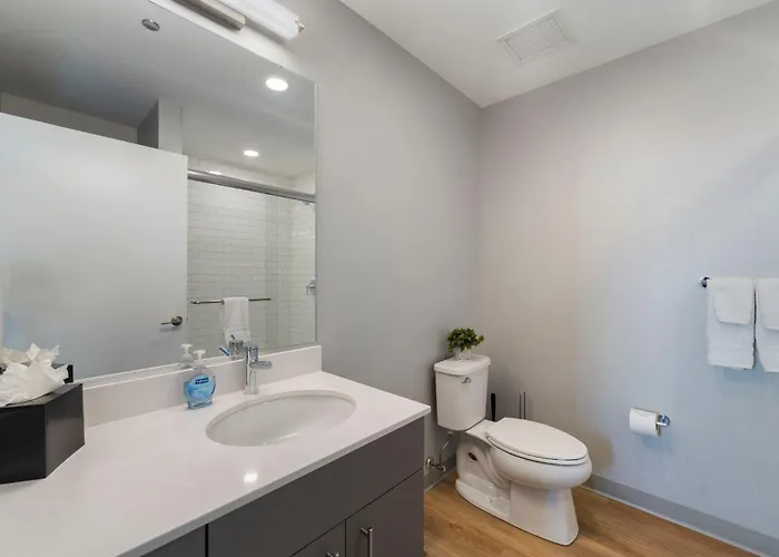 Hotel Chic 4-bedroom With Skyline Views & Amenities
