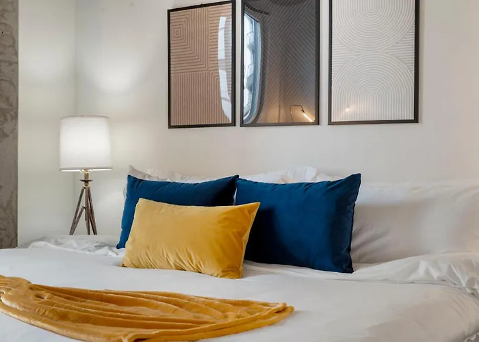 Chic 4-bedroom With Skyline Views & Amenities Hotel *