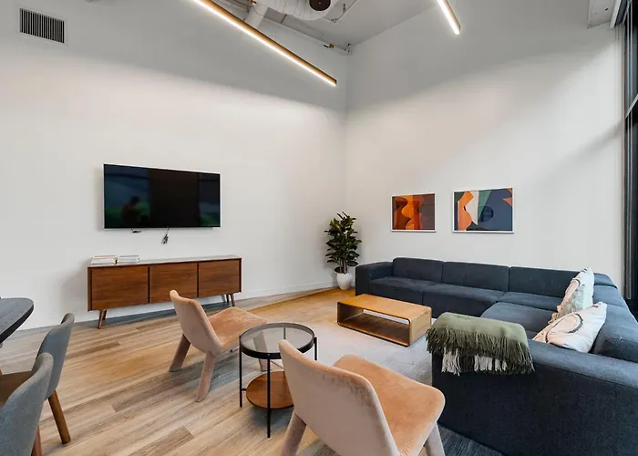 Chic 4-bedroom With Skyline Views & Amenities *