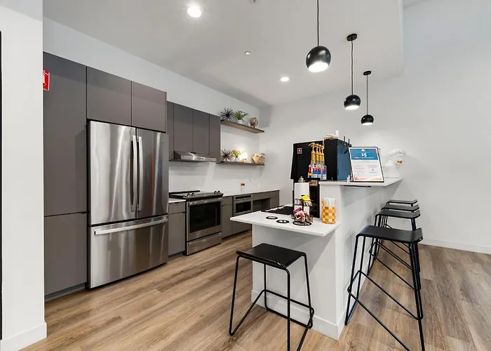 Hotel Chic 4-bedroom With Skyline Views & Amenities