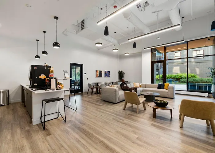 Hotel Chic 4-bedroom With Skyline Views & Amenities