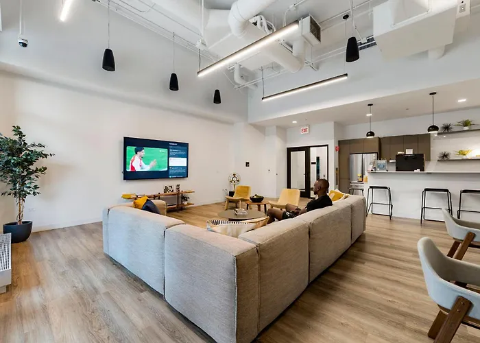 Chic 4-bedroom With Skyline Views & Amenities
