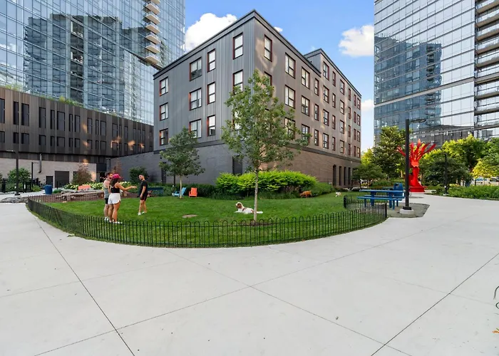 Chic 4-bedroom With Skyline Views & Amenities Hotel
