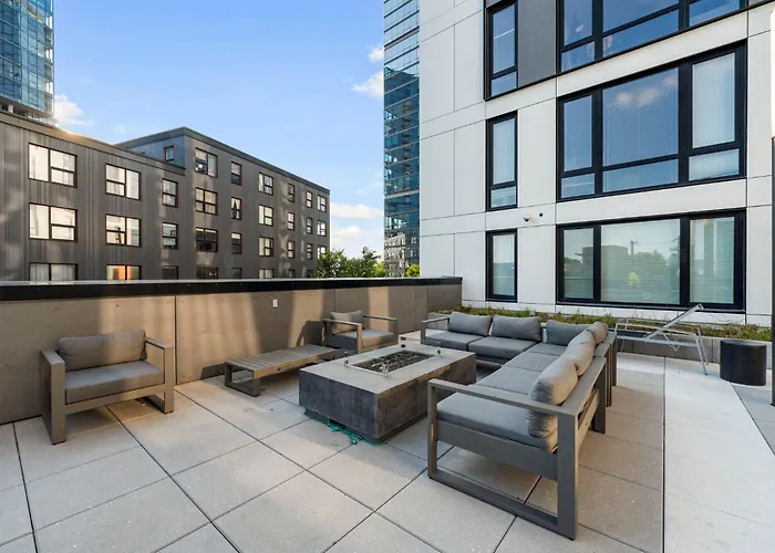 Hotel Chic 4-bedroom With Skyline Views & Amenities