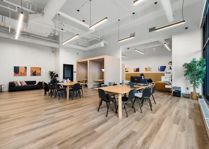 Chic 4-bedroom With Skyline Views & Amenities