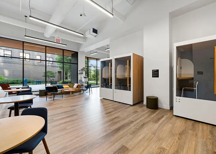 Chic 4-bedroom With Skyline Views & Amenities Hotel Chicago