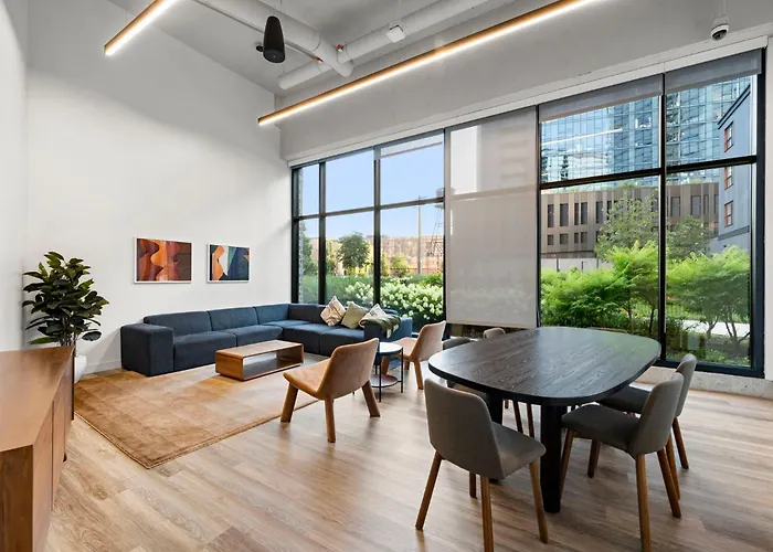 Chic 4-bedroom With Skyline Views & Amenities * Chicago