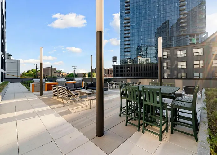 Chic 4-bedroom With Skyline Views & Amenities Chicago